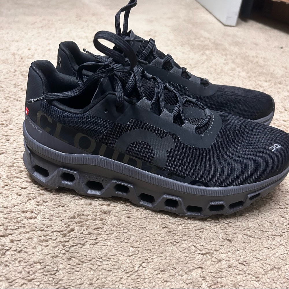 On Cloud women Running shoes size 10(like new)